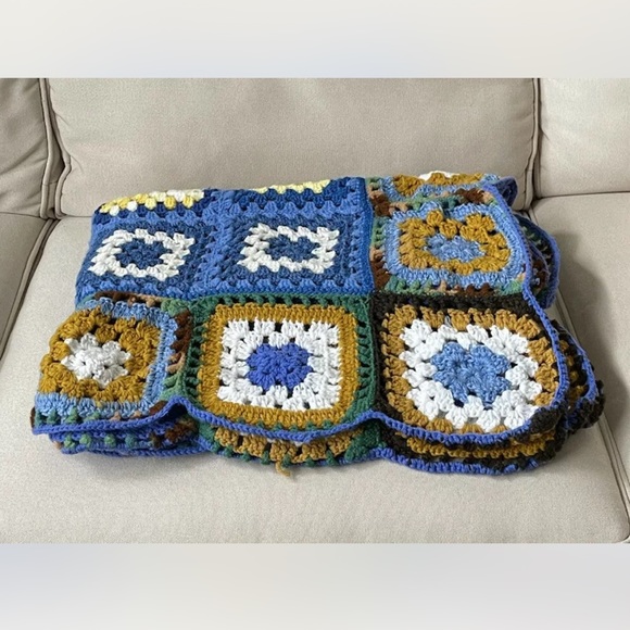 Vintage Crocheted Granny Square Throw Afghan Blanket Approximately 50”x60” - Picture 4 of 7